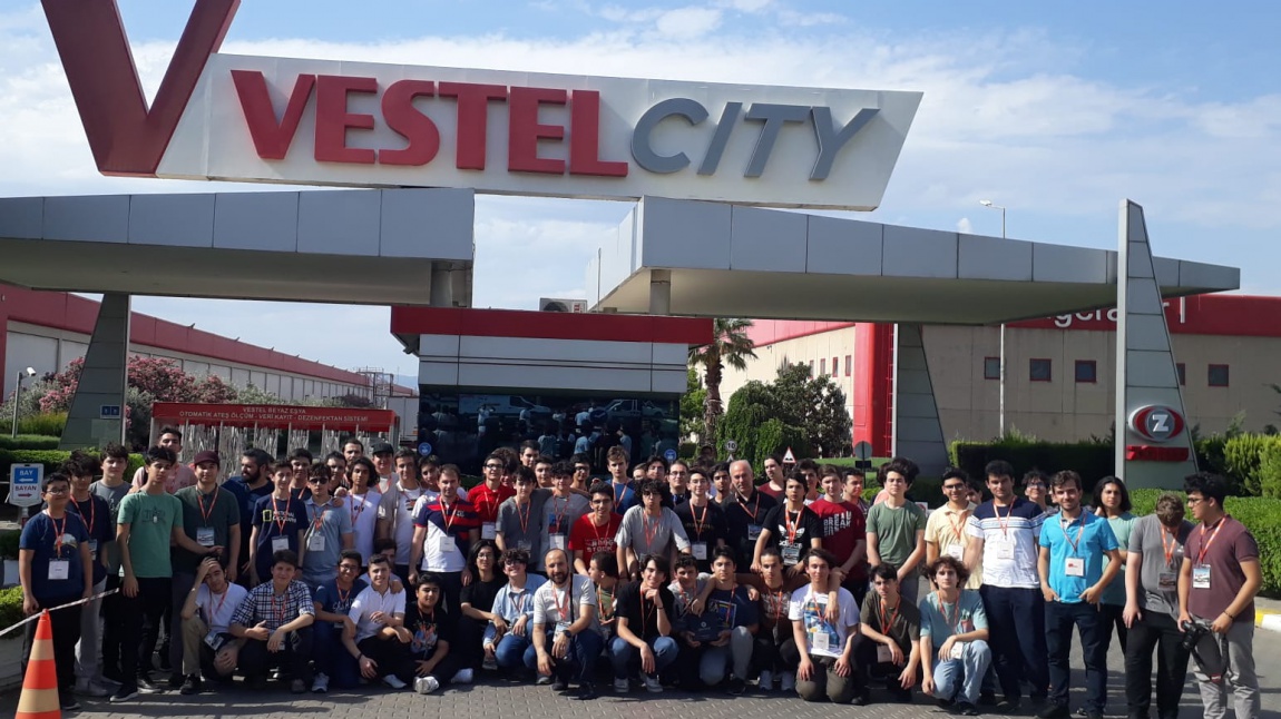 Teknoloji kampına katılan öğrencilerle Vestel fabrikasını ziyaret ettik.